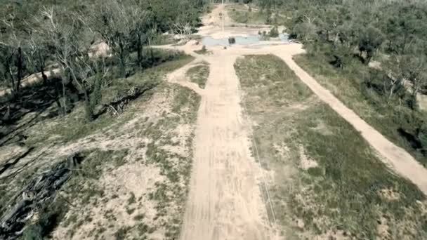 Imágenes Aéreas Drones Líneas Telefónicas Largo Camino Tierra Bosque Después — Vídeos de Stock