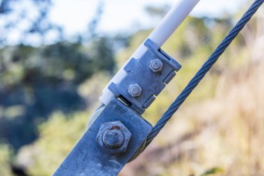 Aktarım hattındaki bir gerilim parantezinin fotoğrafı