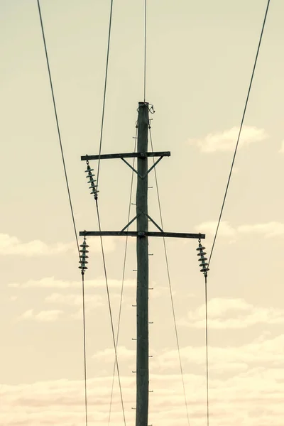 Foto Eines Hölzernen Telefonmasten Und Kabel Vor Blauem Himmel — Stockfoto