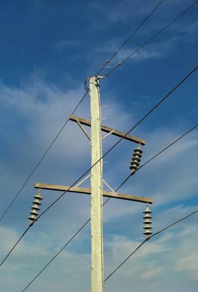 Ahşap Bir Telefon Direğinin Mavi Gökyüzüne Bağlı Kabloların Fotoğrafı — Stok fotoğraf