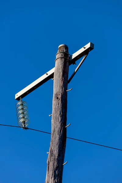 Foto Van Een Houten Telefoonpaal Kabels Tegen Een Blauwe Lucht — Stockfoto