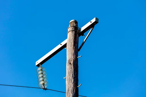 Fotografering Telefonstolpe Trä Och Kablar Mot Blå Himmel — Stockfoto