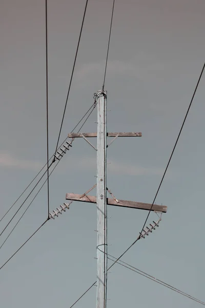 Fotografía Poste Teléfono Madera Cables Contra Cielo Azul —  Fotos de Stock