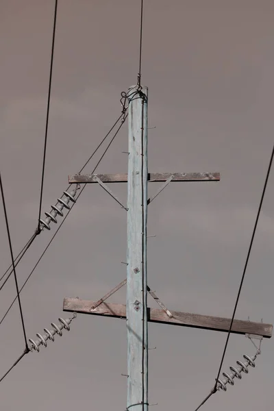 Fotografía Poste Teléfono Madera Cables Contra Cielo Azul —  Fotos de Stock