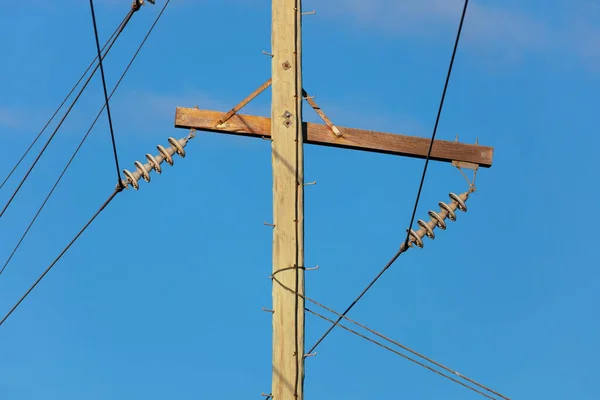 Foto Van Een Houten Telefoonpaal Kabels Tegen Een Blauwe Lucht — Stockfoto