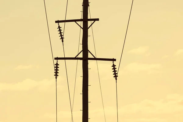 Foto Eines Hölzernen Telefonmasten Und Kabel Vor Blauem Himmel — Stockfoto