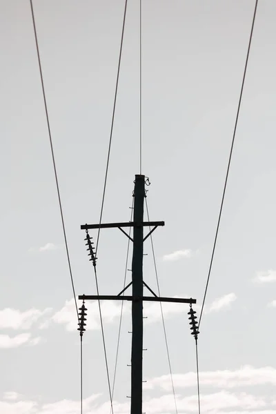 Ahşap Bir Telefon Direğinin Mavi Gökyüzüne Bağlı Kabloların Fotoğrafı — Stok fotoğraf
