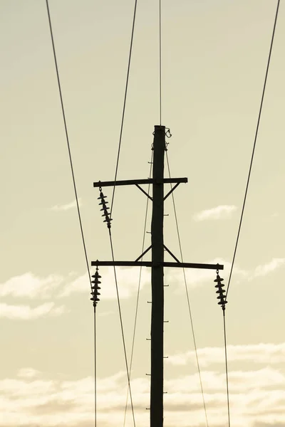 Fotografía Poste Teléfono Madera Cables Contra Cielo Azul —  Fotos de Stock