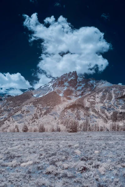 Wyoming 'deki Grand Teton Ulusal Parkı' ndaki kar kaplı bir dağ sırasının kızılötesi fotoğrafı.
