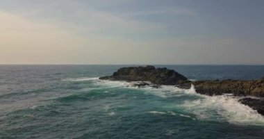 Avustralya 'da Yeni Güney Galler' in güney kıyısındaki Kiama 'daki Blow Hole Point' in insansız hava aracı görüntüleri.