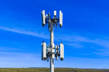 Mavi Dağlar, Yeni Güney Galler, Avustralya 'daki parlak mavi gökyüzü arka planına karşı büyük bir hücresel kulenin üst kısmının insansız hava aracı fotoğrafı..