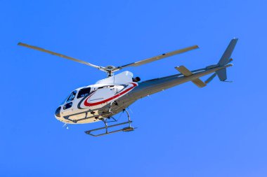 Avustralya 'da bir spor etkinliğinin etrafında uçan bir turist gezisi helikopteri fotoğrafı..