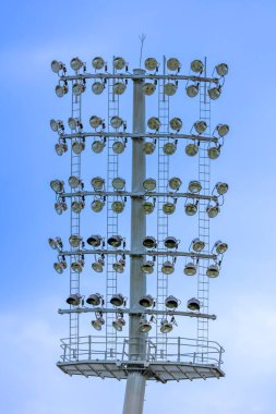 Avustralya 'nın NSW kentindeki Sydney' deki bir spor stadyumundaki büyük bir aydınlatma sisteminin üst bölümündeki çok sayıda projektör başlığının fotoğrafı..