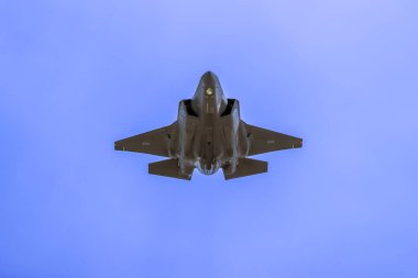 BATHURST, NEW WALES, AUSTRALYA - 12 Ekim 2025: Büyük bir spor etkinliğinin açılış töreni kapsamında Avustralya Hava Kuvvetleri Askeri Jeti hızla uçuyor.