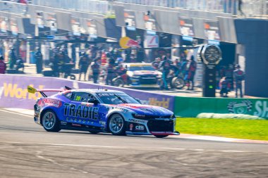 BATHURST, NEW SOUTH WALES, AUSTRALYA - 12 Ekim 2025: David Reynolds 18. Ekip Chevrolet Camaro ile Panorama Motor Yarış Pisti 'ndeki Bathurst 1000..