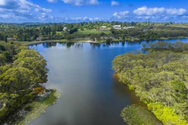 Wentworth Falls 'taki gölün arka kısmına bakan insansız hava aracı fotoğrafı ve Avustralya' nın New South Wales kentindeki Mavi Dağlar 'daki kasabanın manzaralı manzarası..