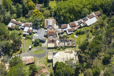 1900 'lerin başında Avustralya' nın Yeni Güney Galler 'deki Mavi Dağlar' daki Kings Tableland 'da bulunan tüberküloz tedavisinde kullanılan eski Kraliçe Victoria Sanatoryumunun insansız hava aracı fotoğrafı.