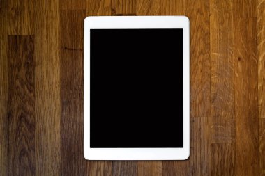 Tablet bilgisayarda eski ahşap masa