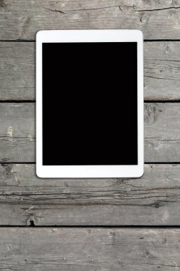 Tablet bilgisayarda eski ahşap masa