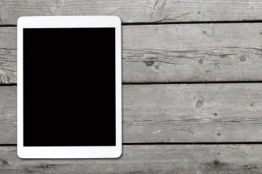 Tablet bilgisayarda eski ahşap masa