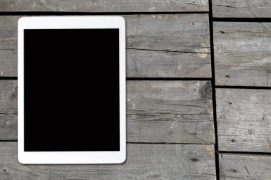 Tablet bilgisayarda eski ahşap masa