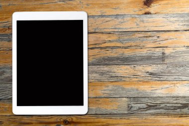 Tablet bilgisayarda eski ahşap masa