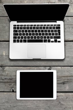 Tablet ve eski ahşap masa üstünde bilgisayar