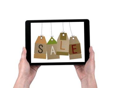 Kadınların elleri ve satış düzenlenen tablet