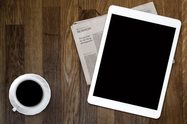 Tablet e café na mesa de madeira velha — Fotografia de Stock