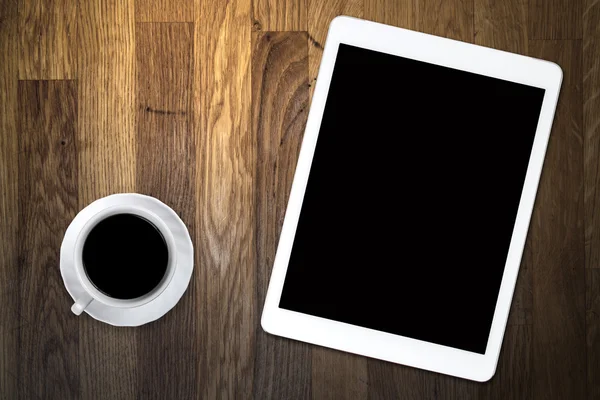 Tablet e café na mesa de madeira velha — Fotografia de Stock