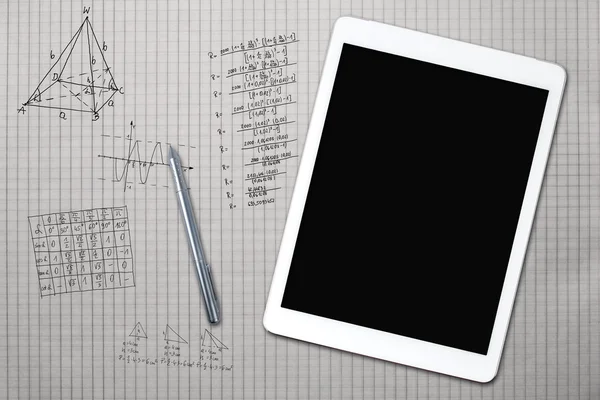 Tablet e esboços matemáticos em uma folha de quadrado — Fotografia de Stock