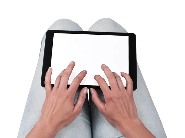 Mulher escreve no tablet deitado nas coxas — Fotografia de Stock