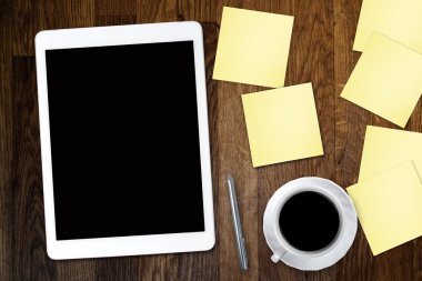 Yapışkan not kağıt ve eski ahşap masa üzerinde kahve fincan ile dijital tablet bilgisayar. Web kullanımı ile basit çalışma alanı veya kahve molası .