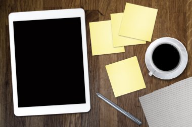 Yapışkan not kağıt ve eski ahşap masa üzerinde kahve fincan ile dijital tablet bilgisayar. Web kullanımı ile basit çalışma alanı veya kahve molası .