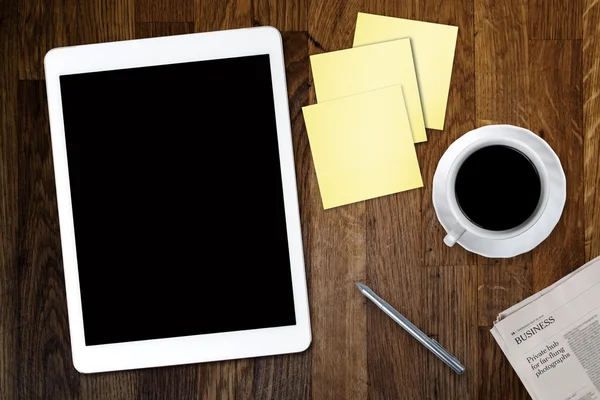 Computador tablet digital com papel de nota pegajosa e xícara de café na mesa de madeira velha. Espaço de trabalho simples ou pausa para café com o uso da web  . — Fotografia de Stock