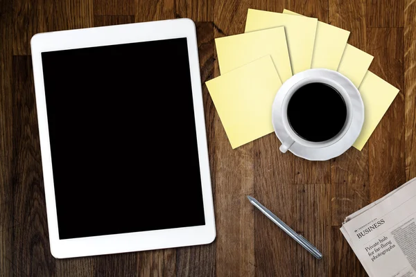 Tablette numérique avec papier autocollant et tasse de café sur vieux bureau en bois. Espace de travail simple ou pause café avec utilisation du web  . — Photo