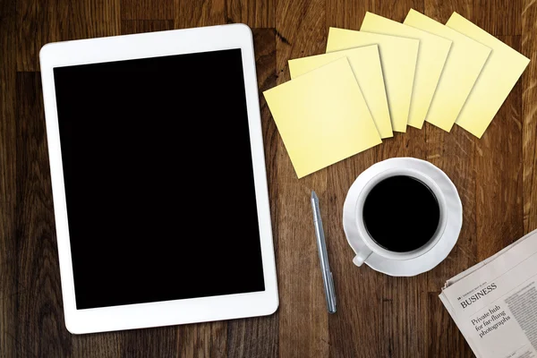 Komputer tablet digital dengan kertas catatan lengket dan secangkir kopi di meja kayu tua. Area kerja sederhana atau coffee break dengan menggunakan web  . — Stok Foto