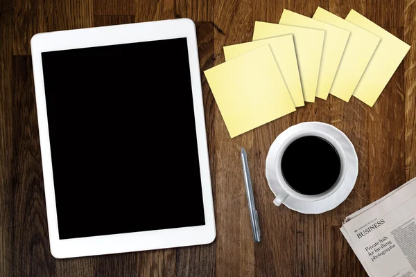 Computador tablet digital com papel de nota pegajosa e xícara de café na mesa de madeira velha. Espaço de trabalho simples ou pausa para café com o uso da web  . — Fotografia de Stock