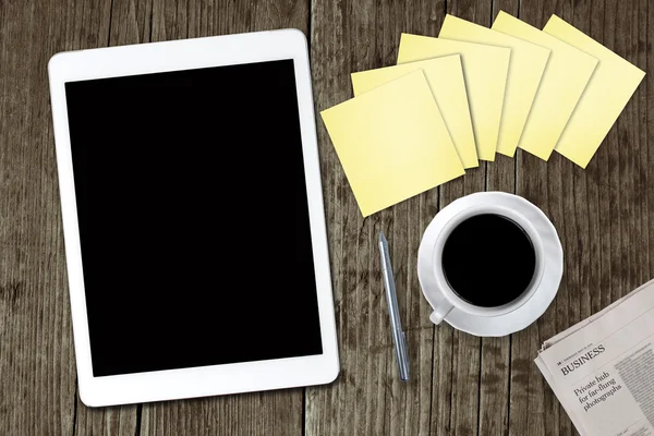 Tableta digital con papel adhesivo y taza de café en un escritorio de madera. Espacio de trabajo simple o descanso de café con el uso de la web  . —  Fotos de Stock