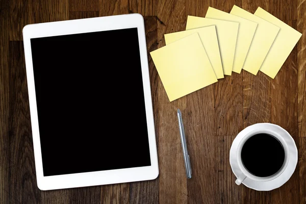 Computador tablet digital com papel de nota pegajosa e xícara de café na mesa de madeira velha. Espaço de trabalho simples ou pausa para café com o uso da web  . — Fotografia de Stock