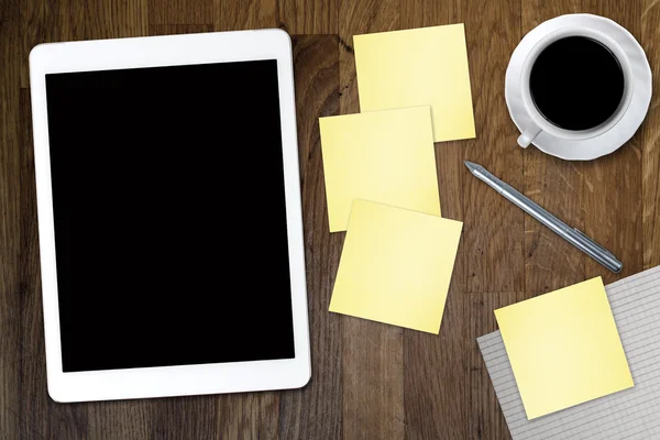 Yapışkan not kağıt ve eski ahşap masa üzerinde kahve fincan ile dijital tablet bilgisayar. Web kullanımı ile basit çalışma alanı veya kahve molası .