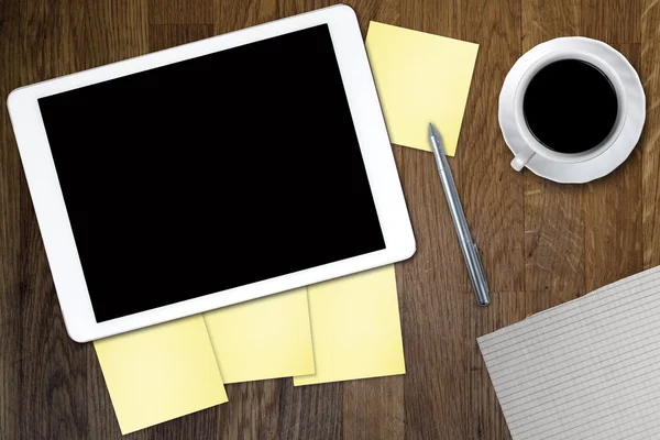 Computador tablet digital com papel de nota pegajosa e xícara de café na mesa de madeira velha. Espaço de trabalho simples ou pausa para café com o uso da web  . — Fotografia de Stock