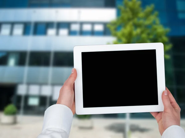 Negócios das mãos da mulher segurando tablet — Fotografia de Stock