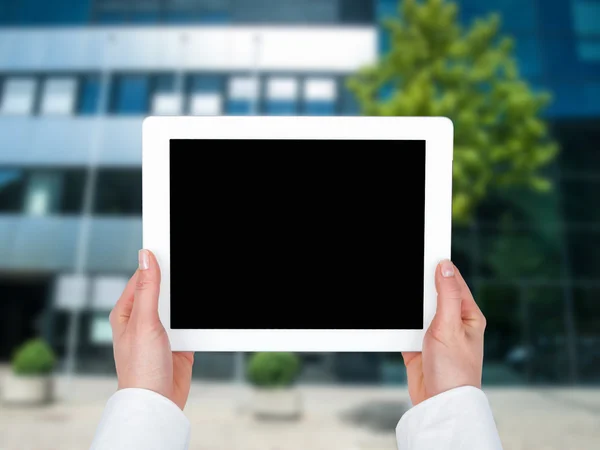 Tablet holding iş kadının eller