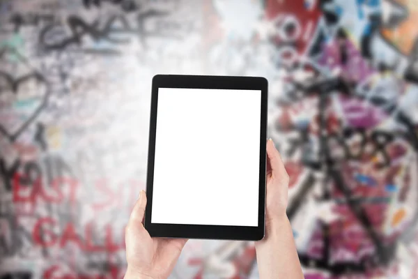 Kadınlar ve grafiti arka planda elinde tablet — Stok fotoğraf