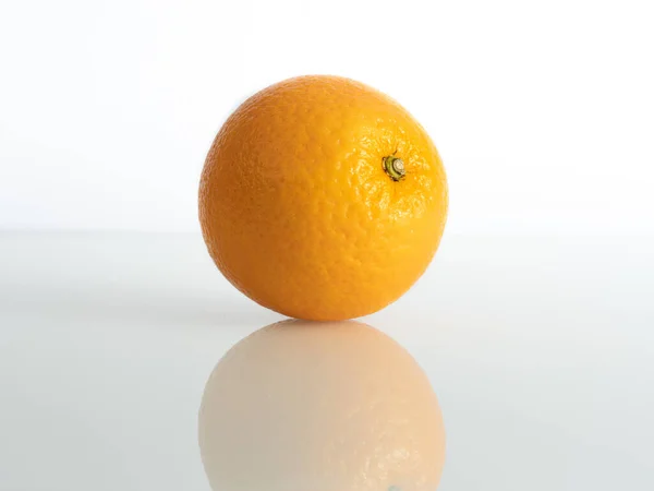 Uma Polegada Laranja Sobre Fundo Branco Reflexo Base — Fotografia de Stock