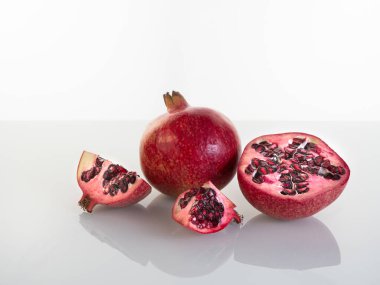 Nar, kırpma yolu ve tam derinlikteki alan ile beyaz arkaplanda izole edildi.