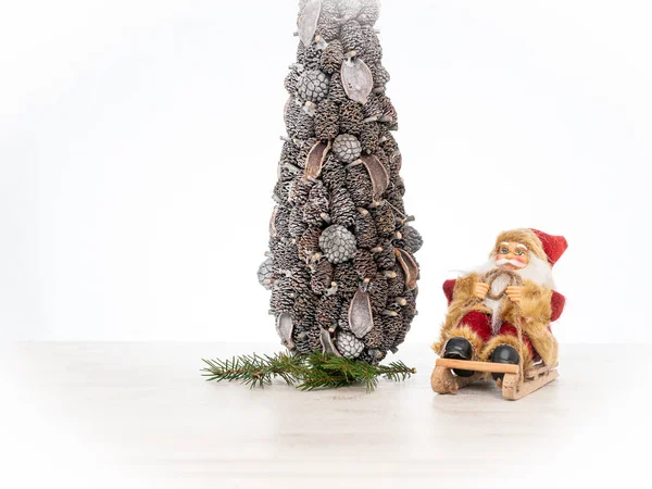 Санта Клаус Санях Сидит Рядом Рождественской Елкой Белом Зимнем Фоне — стоковое фото