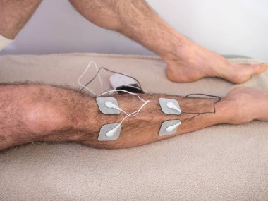 Bacağında elektrotlar olan birine yakın çekim