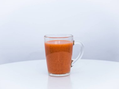 Bardakta egzotik meyve suyu, temiz bir arka plan, sağlıklı bir yaşam tarzı, sağlık promosyonu.